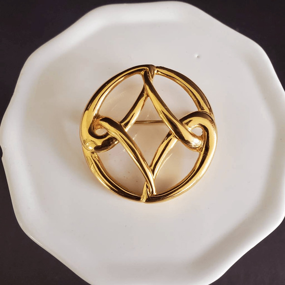 Vintage Monet Celtic Knot‎ Gold Tone Signed Brooch Pin - Picture 1 of 5